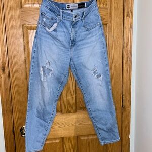 Silver tab Mom Jean size 31, like new. No stains or tears.